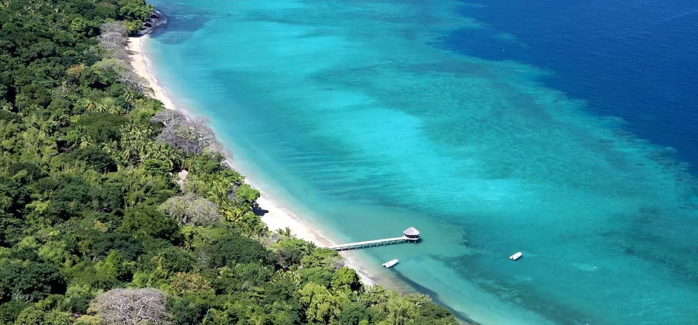 La baie de N’Gouja et sa plage bordée de baobabs, à Kani-Kéli (Mayotte)